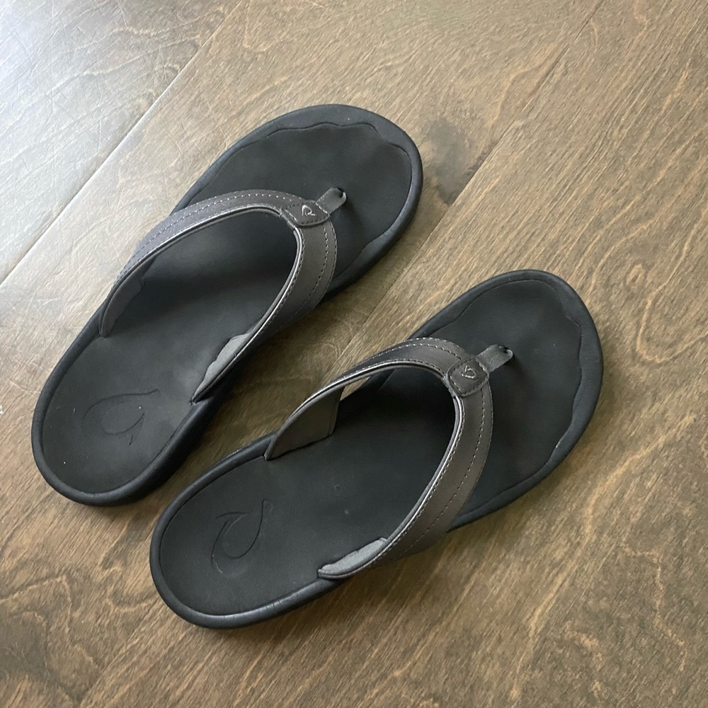 OluKai Women’s flip flops size 6